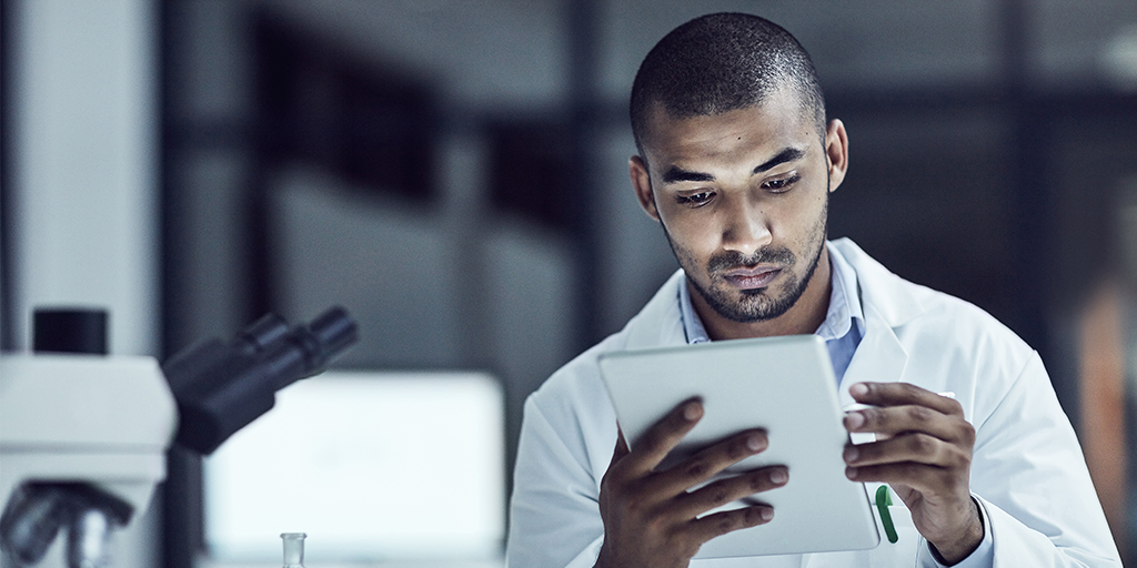 19-Stock-Images-Blog-African-American-Labcoat-Tech-with-iPad-R01